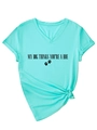 Dettaglio della t-shirt verde menta con scollo a V e stampa My Dog Thinks You're A Hoe - S / Verde Menta (Font Nero)