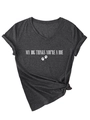 Détail d'un t-shirt gris à col en V avec texte humoristique et ourlet noué tendance - Gris Chiné (Police Blanche)