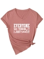 Détail d'un t-shirt à col en V rose poudré avec slogan imprimé et nœud latéral élégant - Or Rose (Police Blanche)
