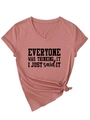 Détail d'un t-shirt rose poudré à col en V avec slogan imprimé et nœud élégant sur le côté - Or Rose (Police Noire)