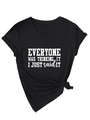 T-shirt noir à col en V pour femmes avec slogan blanc et détail de nœud élégant - Noir (Police Blanche)