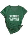 Détail du t-shirt vert forêt à col en V avec slogan blanc imprimé et revers aux manches - Vert Vintage (Police Blanche)