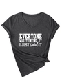 Détail d'un t-shirt gris foncé à col en V avec slogan blanc et nœud à l'ourlet - Gris Chiné (Police Blanche)