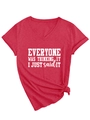 T-shirt rouge col en V avec texte imprimé blanc et détail de l'ourlet noué tendance - Rouge (Police Blanche)