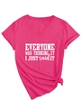 Détail d'un t-shirt col V rose vif avec slogan artistique et ourlet noué sur le côté - Rose Rouge (Police Blanche)