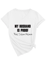 Dettaglio t-shirt bianca con scollo a V, scritta divertente e nodo decorativo frontale - S / Bianco