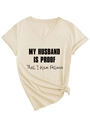 Maglietta beige con scollo a V, testo My Husband Is Proof e dettaglio nodo frontale - S / Sabbia