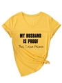 Dettaglio t-shirt gialla scollo a V con testo My Husband Is Proof e orlo annodato stile - S / Giallo