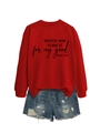 Detail eines roten Sweatshirts mit Bibelvers und distressed Denim-Shorts für Damen - S / Rot (Schwarze Schrift)