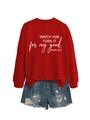 Detail eines roten Sweatshirts mit biblischem Aufdruck und Jeansshorts mit Rissen - S / Leuchtendes Rot (Weiße Schrift)