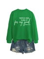 Detail von grünem Sweatshirt mit weißem Bibelvers-Text und Denim-Shorts-Set - S / Grasgrün (Weißer Text)