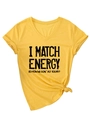 Dettaglio di t-shirt gialla con scollo a V, nodo sul fondo e stampa con testo nero - S / Giallo (Slogan Nero)