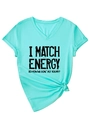 Dettaglio maglietta scollo a V con slogan 'I MATCH ENERGY' e nodo laterale trendy - S / Blu Acqua Profonda (Slogan Nero)