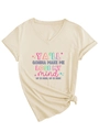 Detail van een abrikooskleurig T-shirt met V-hals, kleurrijke print en knoopzoom - S / V-hals Knoop Print Stijl / Zandkleur