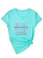 Detail van T-shirt met V-hals in blauwgroen met kleurrijke grafische songtekstprint - S / V-hals Knoop Print Stijl / Diep Waterblauw