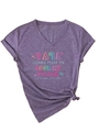 Détail du t-shirt violet à col en V montrant des poignets roulés et un imprimé graphique - S / Style Imprimé à Col en V Noué / Violet