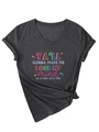Détail du t-shirt gris foncé à col en V avec ourlet noué et imprimé lyrique coloré - S / Style Imprimé à Col en V Noué / Gris Chiné Noir