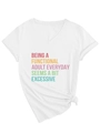 Dettaglio dello slogan su T-shirt bianca con scollo a V e nodo decorativo sull'orlo inferiore - S / Bianco