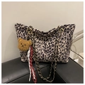 Detail of leopard print tote bag with metal chain strap and cute brown bear pendant - With Pendant / Khaki