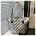 Detalle del bolso tote acolchado plateado con acabado metálico y refuerzos en las asas - Plateado