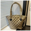 Detalle del bolso tote acolchado en color dorado metalizado con diseño de rombos - Dorado