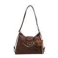 Braune Vintage Hobo-Umhängetasche mit Ösen-Details und kleinem Bärenanhänger - Braun mit Anhänger