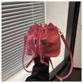 Sac seau rose à motif marbre avec boucle nœud argentée et fermeture à cordon coulissant - rose vif