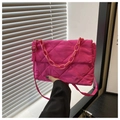 Dettaglio borsa trapuntata rosso rosa in cotone spaziale con catena e tracolla - rosa acceso