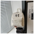 Dettaglio mini zaino bianco panna con texture a pieghe e fiocco in metallo argento - Bianco