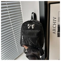 Dettaglio mini zaino nero in nylon con fiocco argentato e tasche con cerniera - Nero