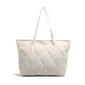 Bolso tote marfil acolchado con costuras onduladas y diseño de nailon ligero - Blanco