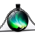 Collana aurora boreale con ciondolo tondo nero e motivo silhouette di montagna - Stile Aurora Verde di Montagna (JY008950-4)