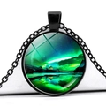 Collier en verre rond avec paysage d'aurore boréale verte et chaîne en métal noir - Style Aurore Lac Émeraude (JY008950-5)