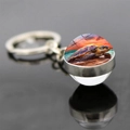 Détail d'un porte-clés boule de verre tortue de mer avec design de coucher de soleil et métal - Plage au Crépuscule (JY009030-8)