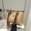 Bolso tote minimalista en caqui y marrón con bolsillo frontal decorativo con hebilla - Caqui