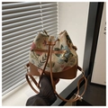 Dettaglio della borsa a secchiello jacquard vintage con arazzo floreale e coulisse - Marrone