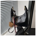 Détail du sac hobo noir brillant avec gaufrage isohue et un charmant ours en peluche - Noir (Avec Pendentif)