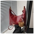 Détail du sac cabas en cuir brillant rouge foncé avec logo embossé et breloque ours - Rouge (Avec Pendentif)
