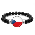 Détail macro du bracelet à perles noires avec breloque du drapeau tchèque poli - République Tchèque