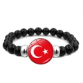 Détail d'un bracelet en perles noires avec charm drapeau Turquie et perles argentées - Turquie