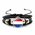Primer plano de pulsera de cuero multicapa con bandera de Países Bajos y cuentas de plata - Estilo Países Bajos