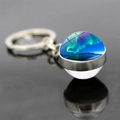 Vue macro du porte-clés boule de cristal double face avec paysage d'aurore boréale - Style de Motif d'Aurore 11 (JY009098-11)