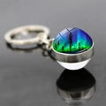 Vue macro d'un porte-clés pendentif en verre double face avec aurore et forêt - Style de Motif d'Aurore 7 (JY009098-7)