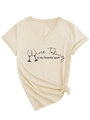 Dettaglio della t-shirt beige con scollo a V, slogan Wine Tasting e nodo laterale - S / Sabbia