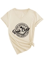 Detail van V-hals T-shirt met boekenclubgrafiek en stijlvolle knoop in de zoom - S / Zand (Zwart Lettertype)