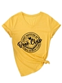 Detail van het T-shirt met V-hals, 'Book Club' print en modieuze decoratieve tailleknoop - S / Geel (Zwarte Tekst)
