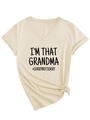 Nahaufnahme des I'M THAT GRANDMA-Drucks auf beige V-Ausschnitt-T-Shirt mit Knotendetail - S / Sand (Schwarze Schrift)