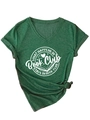 Détail d'un t-shirt col V vert foncé avec imprimé book club et détail de l'ourlet noué - Vert Rétro (Police Blanche)