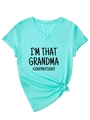 Detail eines blaugrünen V-Ausschnitt T-Shirts mit I'M THAT GRANDMA Text in Flachlage - S / Hellcyan (Schwarze Schrift)