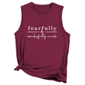 Dettaglio canotta bordeaux con stampa fearfully wonderfully e nodo decorativo sull'orlo - S / Rosso Vino (Carattere Bianco)